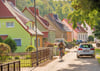121 Einwohner zählt das Dorf Schulpforte, das sich maßgeblich entlang der Kleinen Saale erstreckt. Auch in der Schulstraße stehen Häuser, ebenso oberhalb der B87 nahe der Klostermauer.