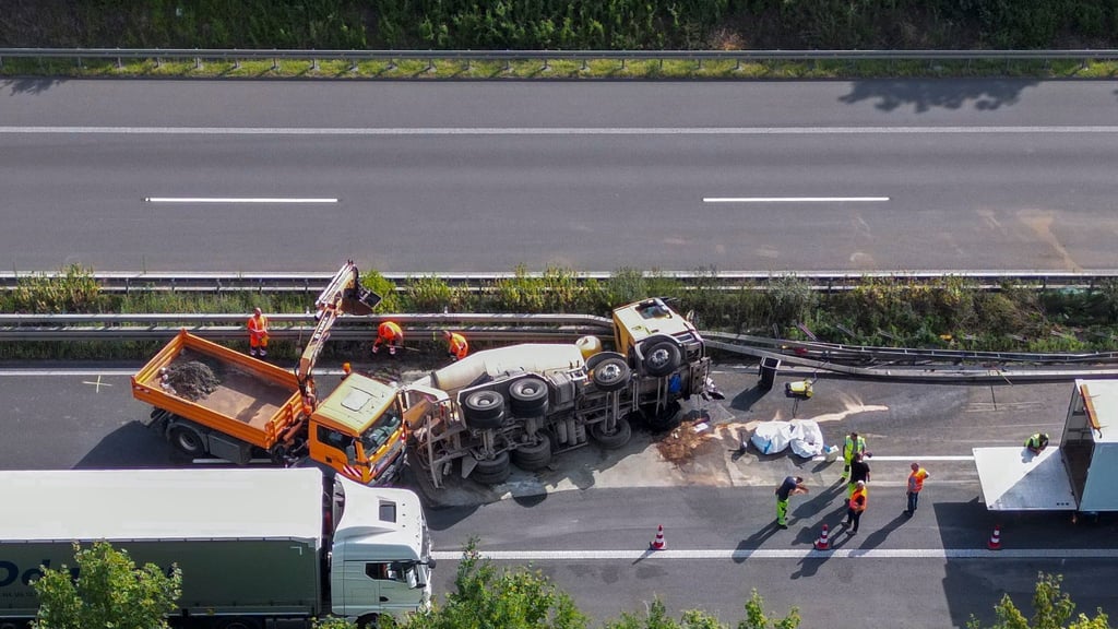 Der Fahrer des Betonmischers wurde schwer verletzt in eine Klinik gebracht.