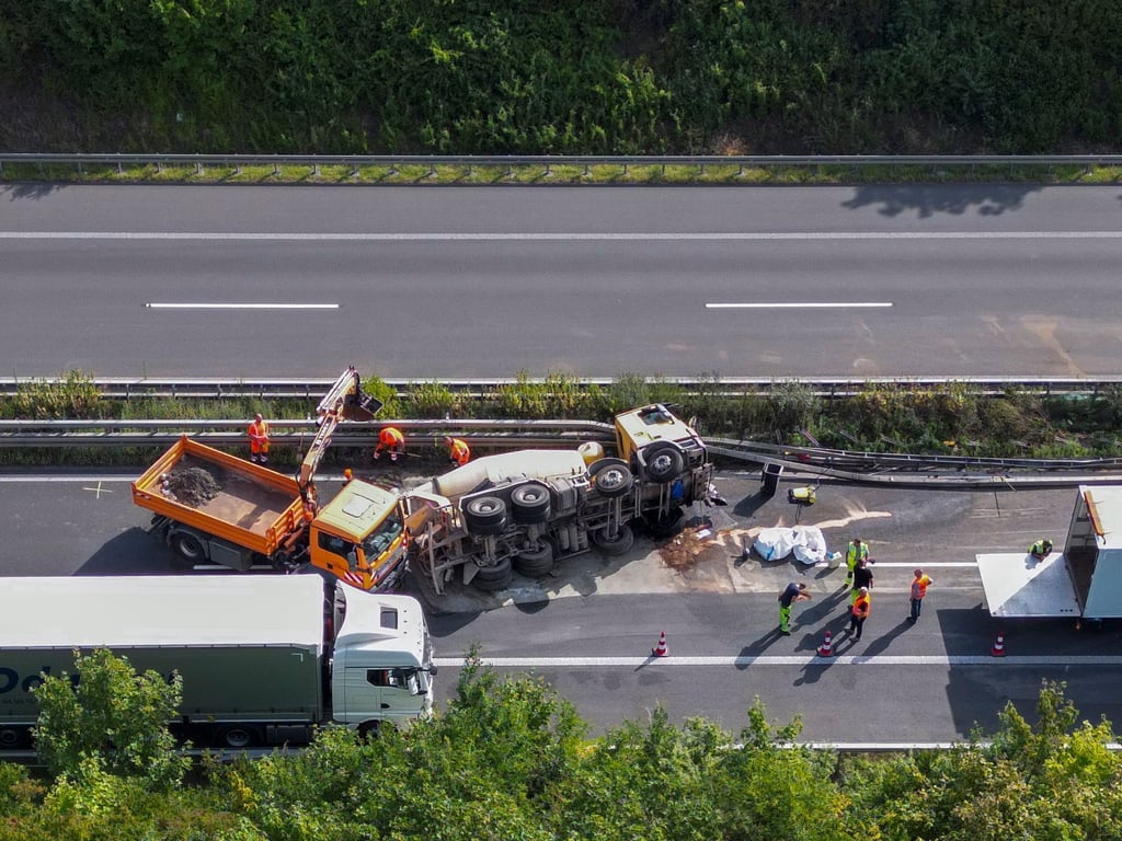 Der Fahrer des Betonmischers wurde schwer verletzt in eine Klinik gebracht.