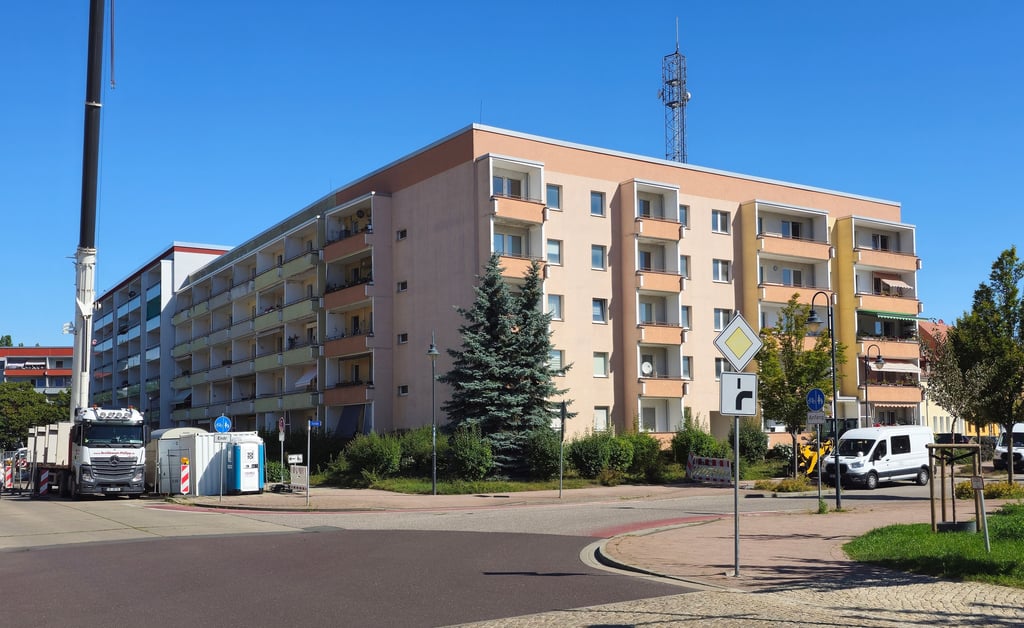 Hofseitig werden momentan Aufzüge und neue Treppenhäuser eingebaut. Im kommenden Jahr werden die Balkone und die Fassade saniert.