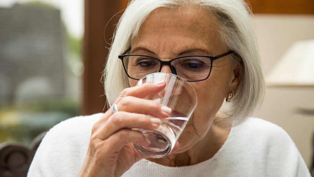 Mundtrockenheit? Ausreichendes Trinken und kauintensive Lebensmittel fördern die Speichelbildung.