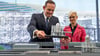 Das Deutsche Zentrum für Luft- und Raumfahrt errichtet in Leuna eine Versuchsanlage für klimafreundliche Kraftstoffe. Der damalige Bundesverkehrsminister Volker Wissing (FDP) und DLR-Chefin  Anke Kaysser-Pyzalla zeigten im Oktober ein Modell der Anlage.
