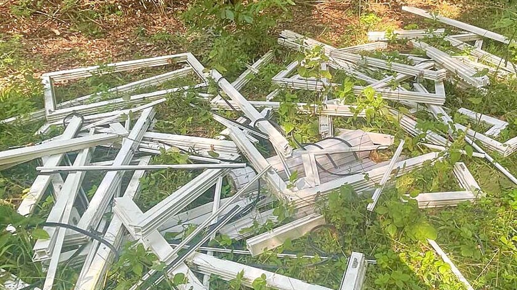 Die illegal im Wald entsorgten Fensterrahmen.