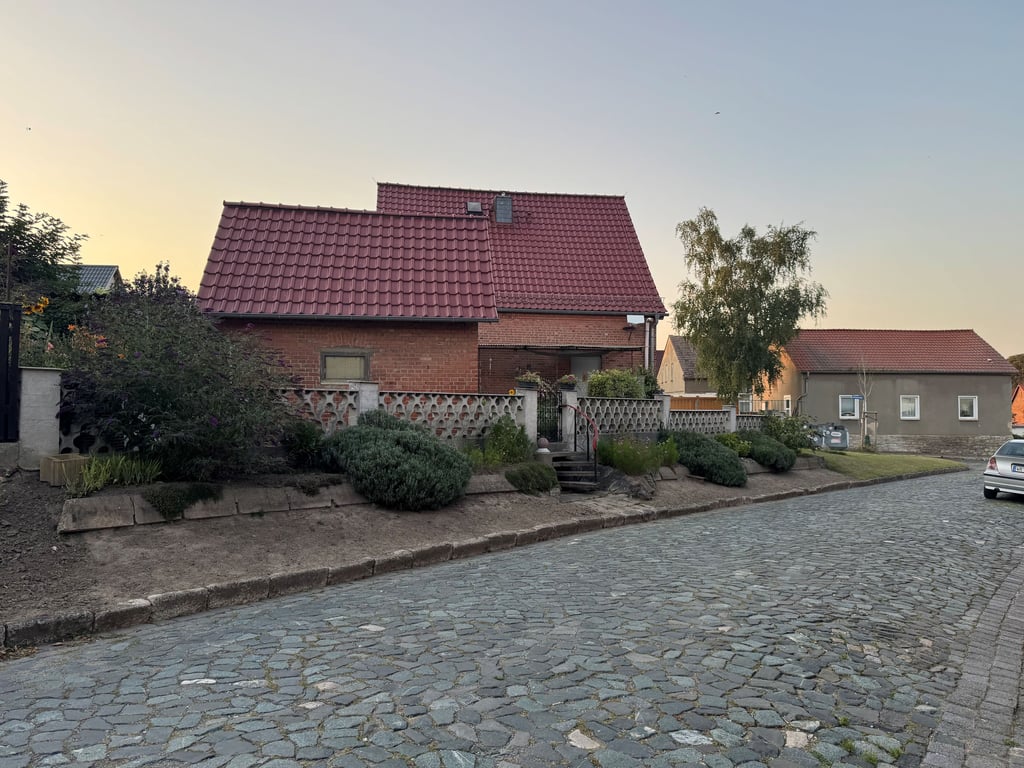 Blick in einen Abschnitt der Ratsstraße in Emersleben.