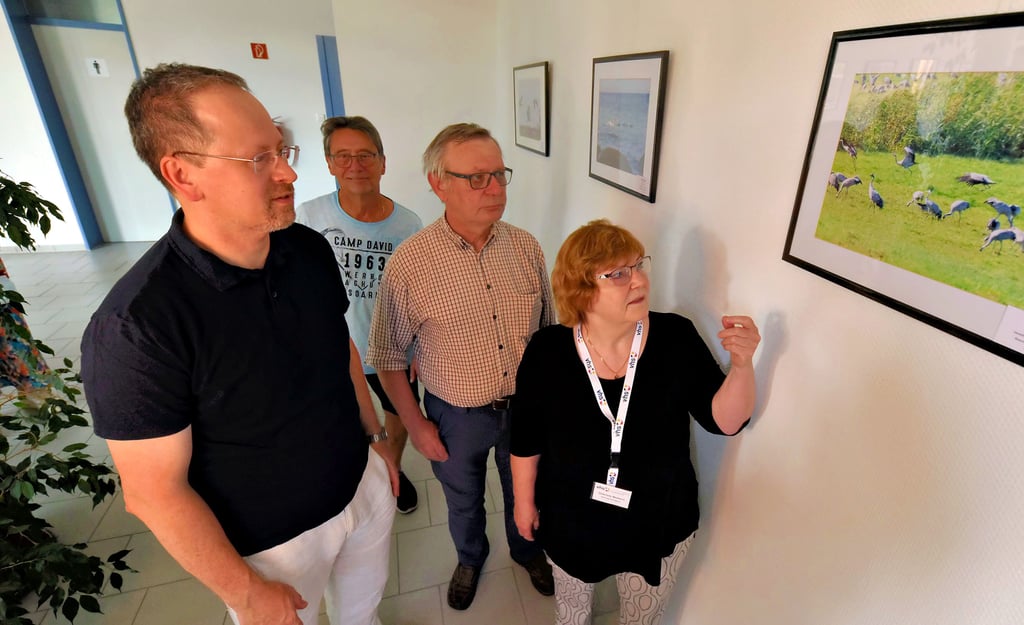 Bei der Fotoausstellung in der „Galerie am Quadrat“ in Köthen präsentiert Kursmitglied Gabriele Mattern stolz ihr Bild.