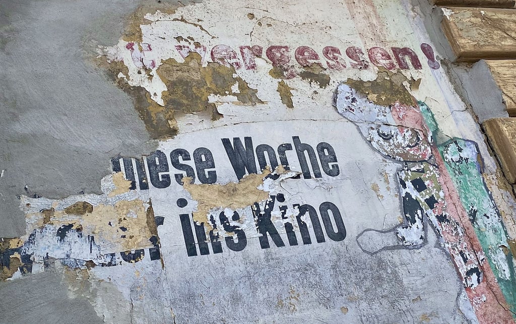 Das letzte Überbleibsel vom Kino: Relikte der Werbung an einer Wand in der Hohenerxlebener Straße.