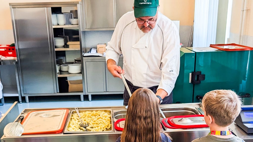 Der Anbieter „Vielfaltmenü“ mit Hauptsitz in Berlin kocht deutschlandweit in über 30 Produktionsküchen und versorgt fortan auch die Weferlinger Grundschüler mit einem warmen Mittagessen.