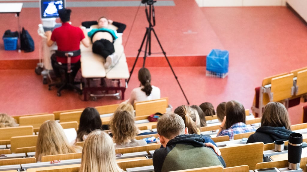 Am Montag wird es für die Prüflinge ernst. (Archivbild)