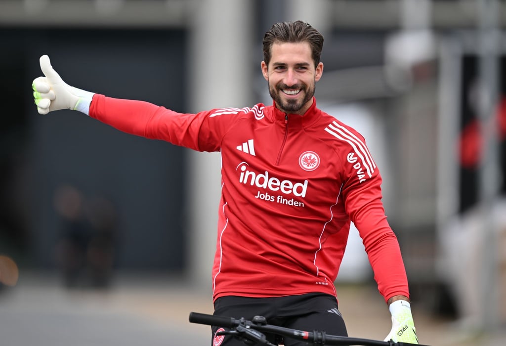 Eintracht Frankfurts Kevin Trapp soll im DFB-Pokal gegen den FV Engers trotz der Wechselgerüchte im Tor stehen.