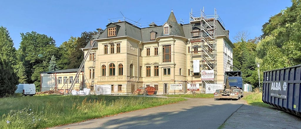 Die Arbeiten am Alten Schloss in Tangerhütte laufen auf Hochtouren. Ende 2027 soll hier ein Hotel eröffnen.