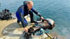 Taucher Heiko Günzel vom Tauchzentrum Geiseltal barg den Bootsmotor.