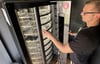 Christopher Baberowski betreibt heute zwei „Secret Packs“-Automaten in Halle. Er kauft dafür nur bereits geöffnete Retourenpakete ohne Adressaufkleber und Rechnungen ein – auch um die ursprünglichen Adressaten zu schützen.