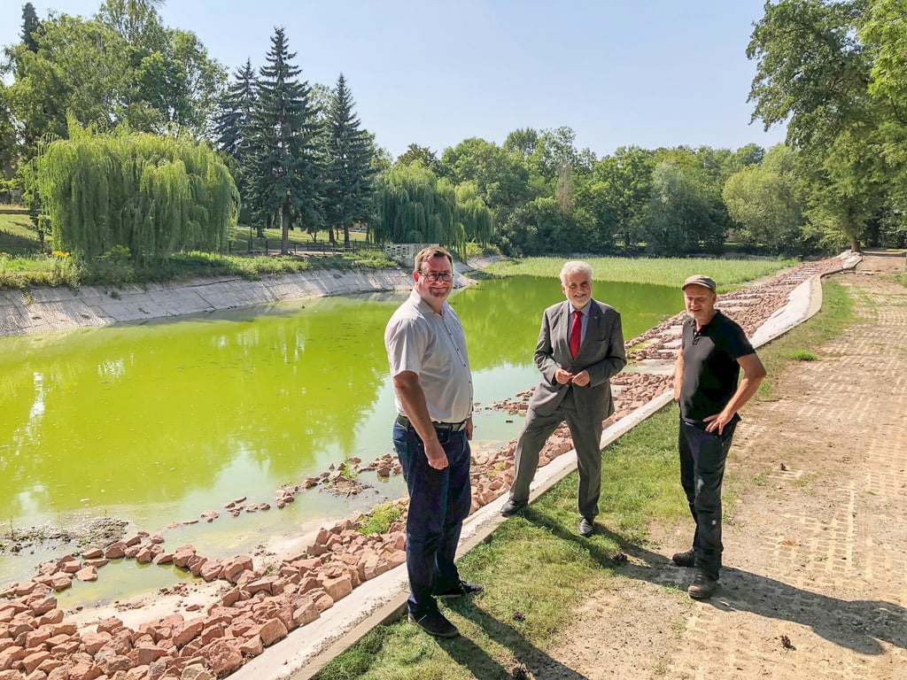 Landesumweltminister Armin Willingmann (Foto links, M.) schaute sich zusammen mit Querfurts Bürgermeister Andreas Nette (l.) und Geo-Naturpark-Geschäftsführer Matthias Henniger den Stand der Arbeiten am Ententeich im Thalgarten in Querfurt an.