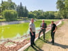 Landesumweltminister Armin Willingmann (Foto links, M.) schaute sich zusammen mit Querfurts Bürgermeister Andreas Nette (l.) und Geo-Naturpark-Geschäftsführer Matthias Henniger den Stand der Arbeiten am Ententeich im Thalgarten in Querfurt an. 