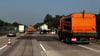 Bei einem folgenschweren Unfall auf der A2 bei Schermen wurden drei Menschen schwer verletzt. Ein Tiefkühlpizza-Lkw verteilte zudem seine Ladung auf dem rechten Fahrstreifen.
