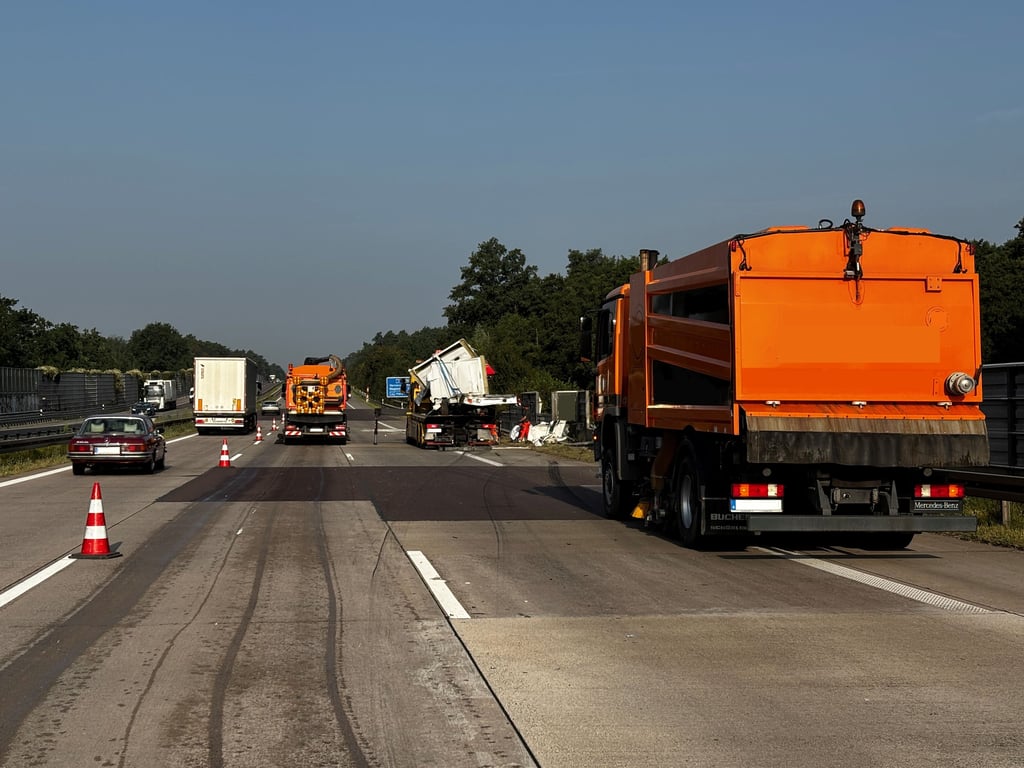 Bei einem folgenschweren Unfall auf der A2 bei Schermen wurden drei Menschen schwer verletzt. Ein Tiefkühlpizza-Lkw verteilte zudem seine Ladung auf dem rechten Fahrstreifen.