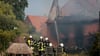 Die Feuerwehr löscht die Flammen.