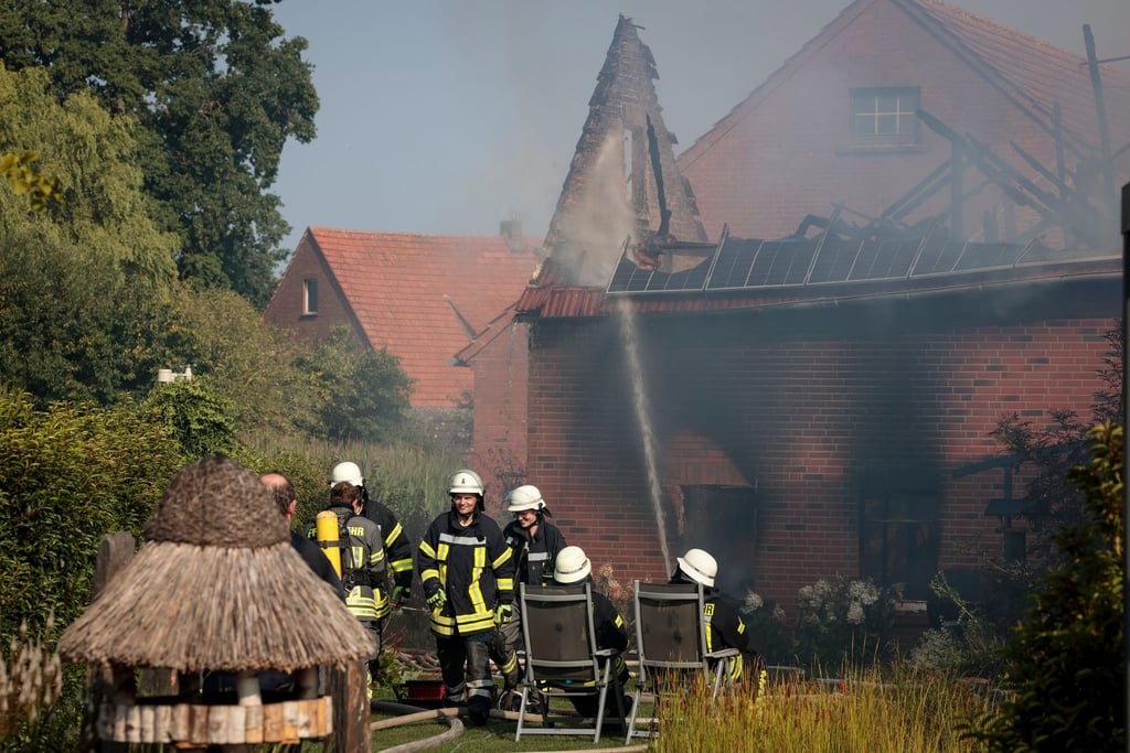 Die Feuerwehr löscht die Flammen.