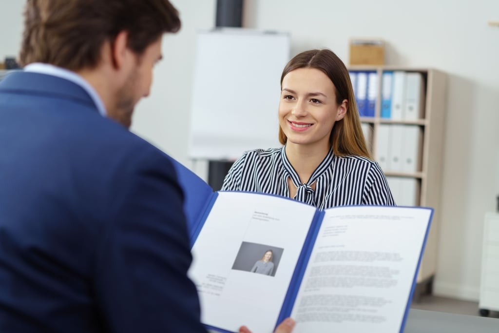 Junge Frau bei einem Bewerbungsgespräch. Macht der zukünftige Arbeitgeber im Auswahverfahren Fehler, können Bewerber klagen.