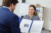 Junge Frau bei einem Bewerbungsgespräch. Macht der zukünftige Arbeitgeber im Auswahverfahren Fehler, können Bewerber klagen.