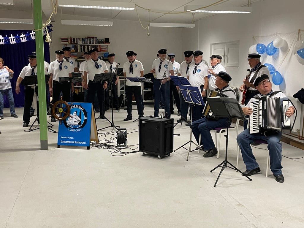 Mit maritimen Klängen für den guten Zweck: Der Magdeburger Shanty-Chor bei einem seiner zahlreichen Auftritte – zuletzt sangen die Mitglieder für das Kinderhospiz.