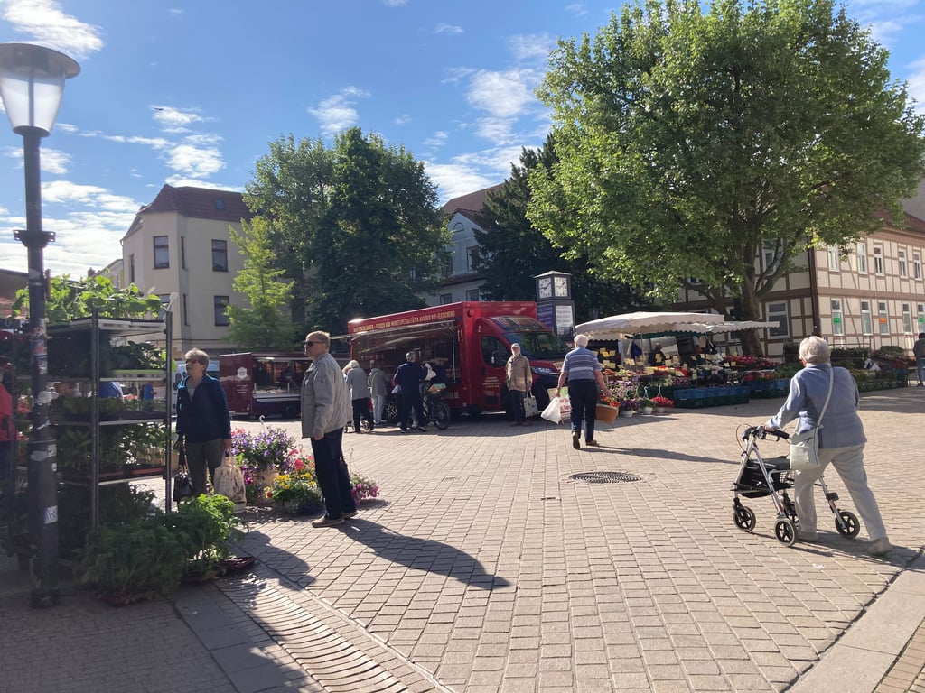 Blick auf den Magdalenenplatz: Hier ist in der Burger Innenstadt zweimal in der Woche ein Wochenmarkt eingerichtet. Dessen zukunft ist offen.