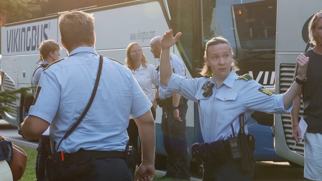 Mindestens ein Mensch kam bei dem Zugunglück ums Leben.