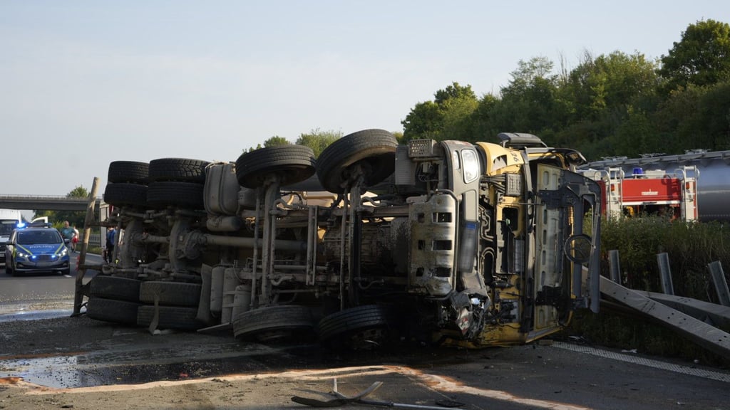 Auf der A14 ist es zu einem schweren Lkw-Unfall gekommen.
