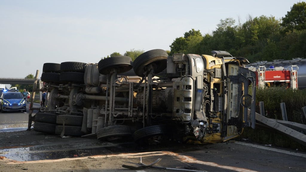 Auf der A14 ist es zu einem schweren Lkw-Unfall gekommen.