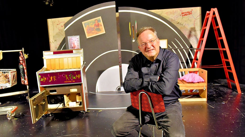 Intendant Frank Martin Widmaier im Bühnenbild von „Romeo und Julia an der Jukebox“, das am Samstag, 16. August, Premiere feiert.