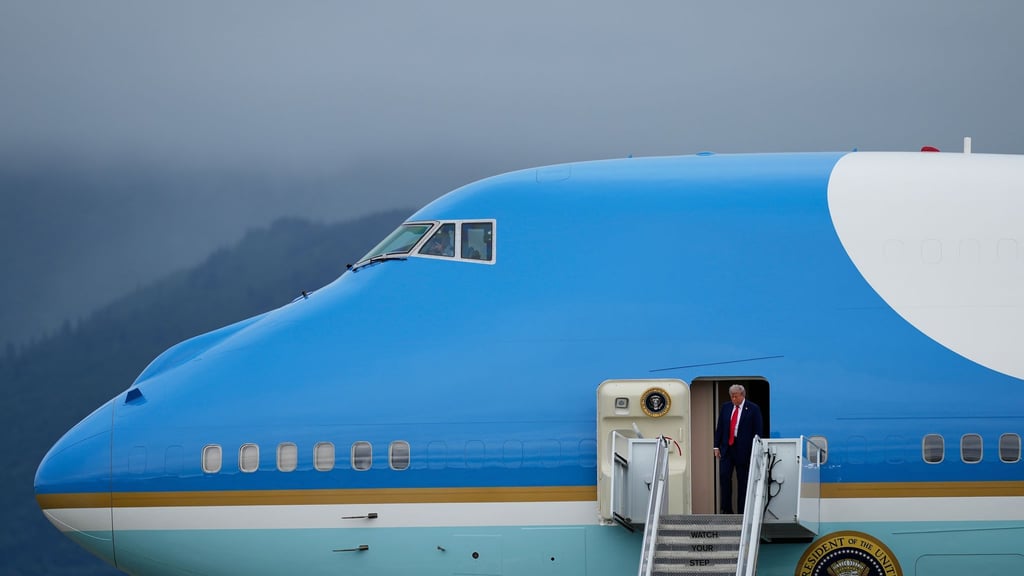 US-Präsident Donald Trump verlässt die Air Force One.