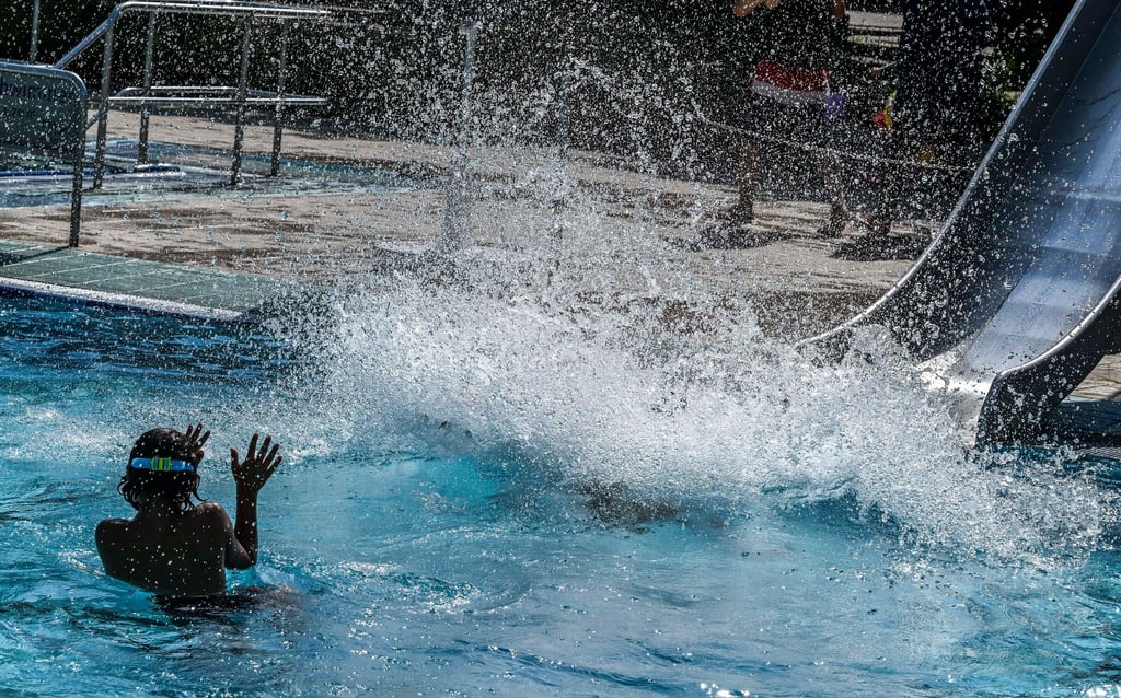 Schwimmbäder wie hier in Berlin boten wieder Abkühlung.