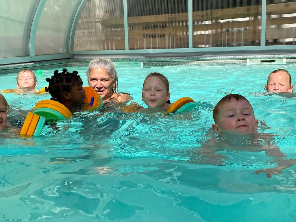 3,80 mal 7,80 Meter misst der Pool der Kita „Wunderwelt“ in Halle. Gemeinsam mit Leiterin und Rettungsschwimmerin Tina Witkowski (Mitte) entdecken die Kinder schon von klein auf das Element Wasser – und machen so ihre ersten Schritte zum Schwimmenlernen. Die Großen können sogar schon tauchen.