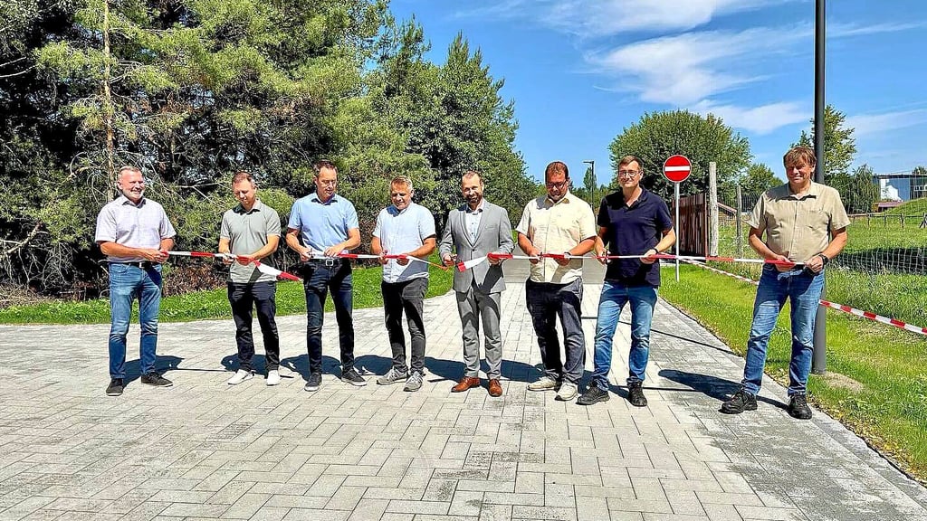 Obligatorischer Banddurchschnitt zur Freigabe: Die Fertigstellung des Breitewitzer Weges feierten unter anderem Muldestausee-Bürgermeister Ferid Giebler (Mitte) und Blausee-Vertreter Falk Lehmann (3.v.l.).