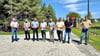 Obligatorischer Banddurchschnitt zur Freigabe: Die Fertigstellung des Breitewitzer Weges feierten unter anderem Muldestausee-Bürgermeister Ferid Giebler (Mitte) und Blausee-Vertreter Falk Lehmann (3.v.l.). 
