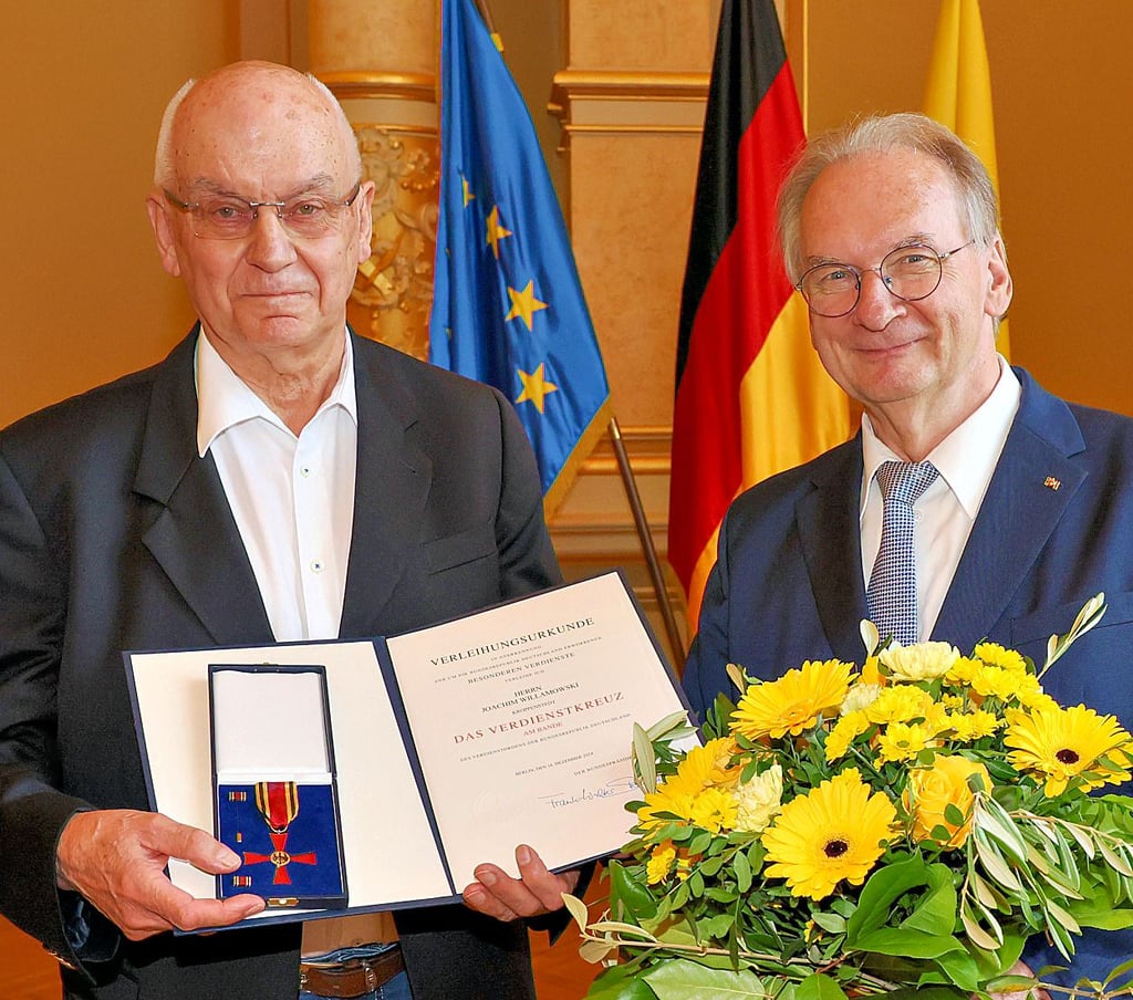 Joachim Willamowski (links) nahm aus den Händen von Reiner Haselhoff die hohe Ehrung entgegen.