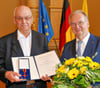 Joachim Willamowski (links) nahm aus den Händen von Reiner Haselhoff die hohe Ehrung entgegen. 