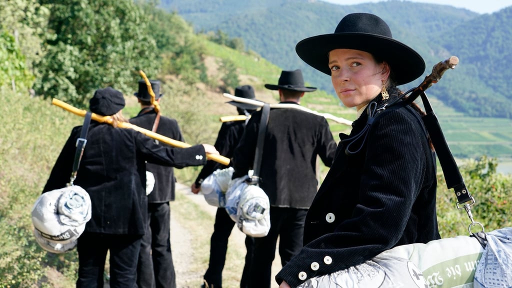 Zimmerin Maria (Ronja Rath) bricht zur Walz auf.