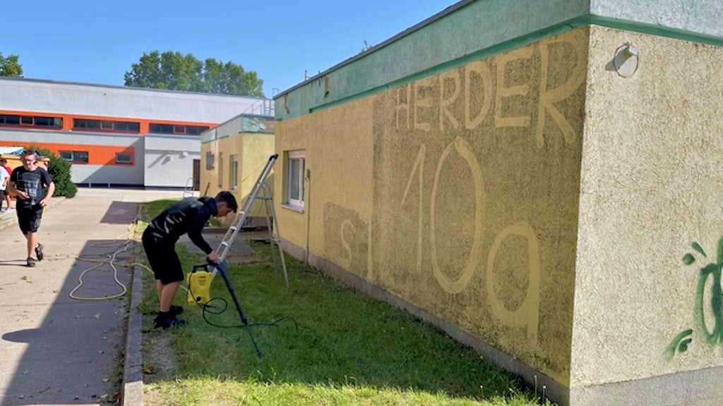 Zunächst wurde das gesamte gebäude mit Hochdruck von außen gereinigt.