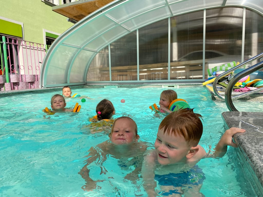 Einzigartig: der Pool der Kita „Wunderwelt“ in Halle. Hier entdecken die Kinder schon von klein auf das Element Wasser – und machen so ihre ersten Schritte zum Schwimmenlernen. Die Großen dürfen ohne Hilfe ins Wasser und können sogar schon tauchen.