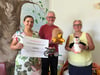 Kordula Schippan, Dieter Seifert und Marita Fox (v.l.) mit dem Scheck über die gesammelten knapp 6000 Euro.
