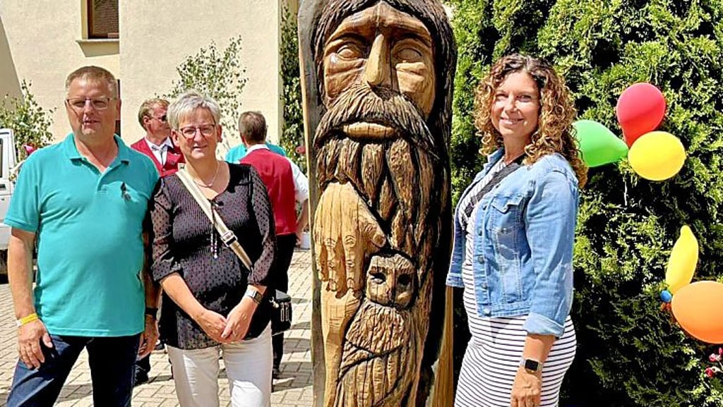 Uwe Dittrich mit Annett Thomas (stellv. Bürgermeisterin Arnstein) und Doreen Fischer (Firma Enertrag SE) mit dem neuen „Knaaks“.