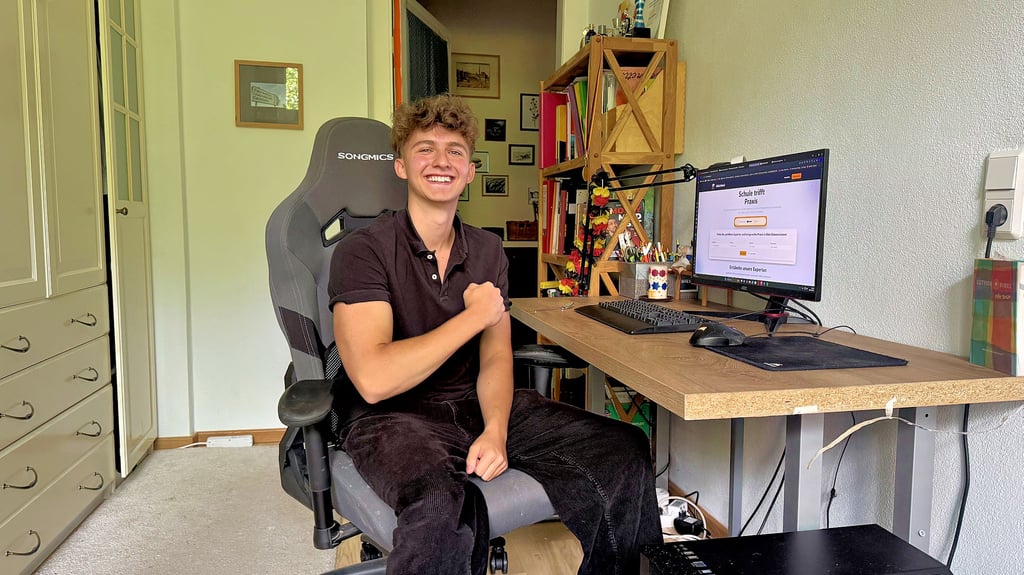 Monatelang tüftelte Matteo Schröpfer an seinem Schreibtisch an „EduLinked“ und fand trotzdem Zeit für Fitnessstudio, YouTube, Schule und Co.
