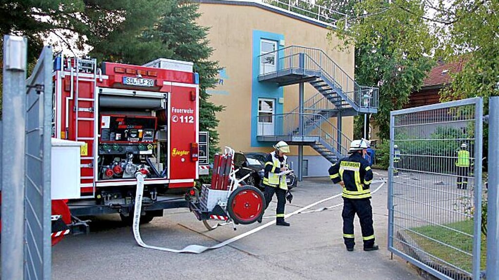 Die Feuerwehrleute in Stendal mussten Kinder und Personal der Kita Nordspatzen in Stendal am Freitagmorgen evakuieren.