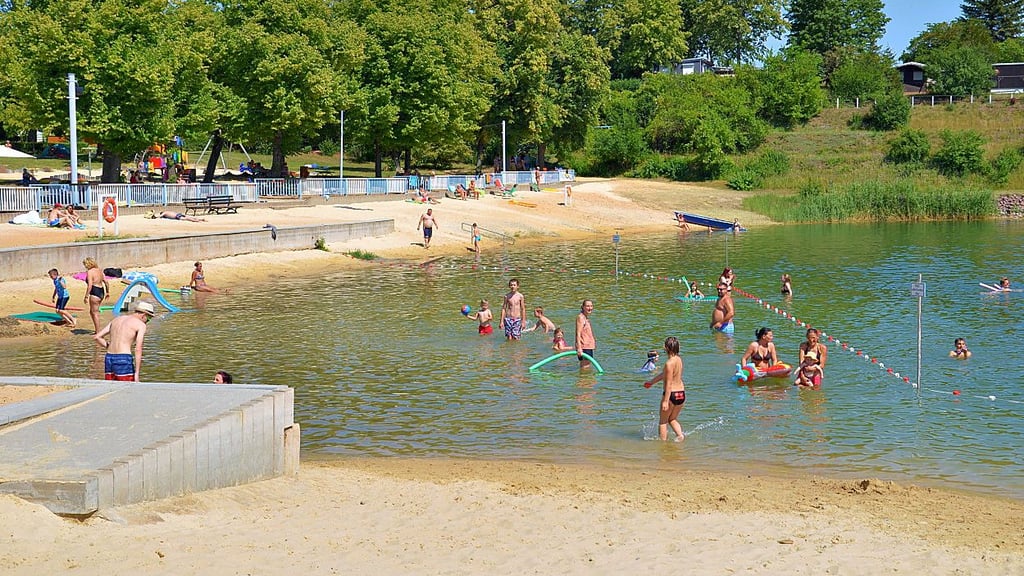 Das Westrufer rechts vom Eingang des Strandbads in Staßfurt soll tiefergelegt werden.