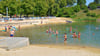 Das Westrufer rechts vom Eingang des Strandbads in Staßfurt soll tiefergelegt werden.