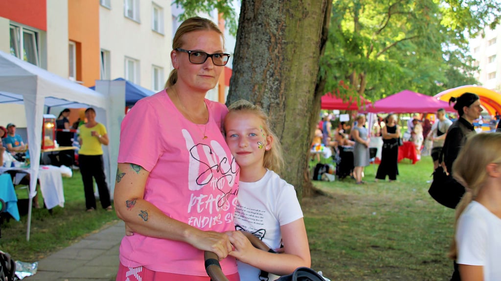 Jessica Güde mit Tochter Eve beim Stadtteilfest im Südpark, das vom Internationalen Bund veranstaltet wurde.