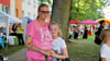 Jessica Güde mit Tochter Eve beim Stadtteilfest im Südpark, das vom Internationalen Bund veranstaltet wurde. 
