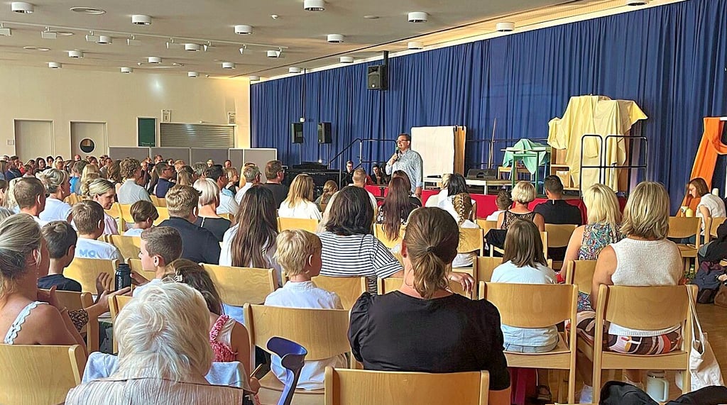 In der vollbesetzten Aula begrüßte der Schulleiter Benedikt Kraft die Fünftklässler und ihre Begleiter.