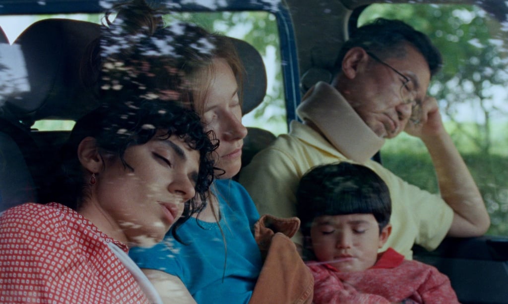 Die Darsteller des Films, Maral Keshavarz (l.), Clara Schwinning 2.v.l.), Buksori Lie (2.v.r.) und Kyung-Take Lie, sitzen in einer Szene aus „Sehnsucht in Sangerhausen“ im Bus. Der Spielfilm, der zum großen Teil in Sangerhausen gedreht wurde, soll am 27. November regulär in den Kinos starten. Er ist derzeit ein Top-Favorit für den Goldenen Leoparden beim 78. Filmfestival Locarno. In Sangerhausen gibt es bereits am 15. November eine Vorpremiere.